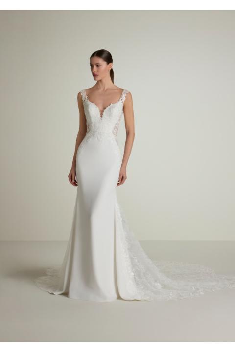 Abito da sposa Odessa in pizzo e seta bianco con scollo a V e strascico elegante.