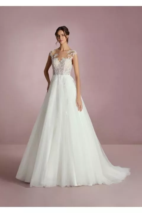 Abito da sposa PAO in tulle bianco con corpetto in pizzo floreale su sfondo rosa.