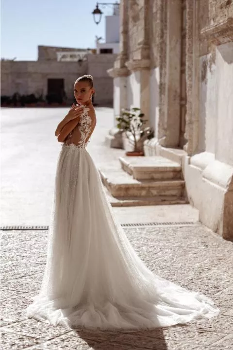 Abito da sposa PETUNIA di MADIONI, elegante e romantico, con dettagli floreali, in una location storica.