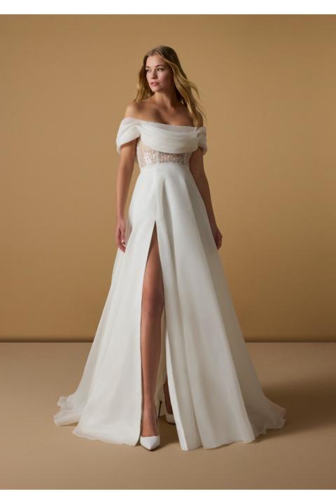Abito da sposa REME con spacco frontale e spalle scoperte, elegante e moderno.