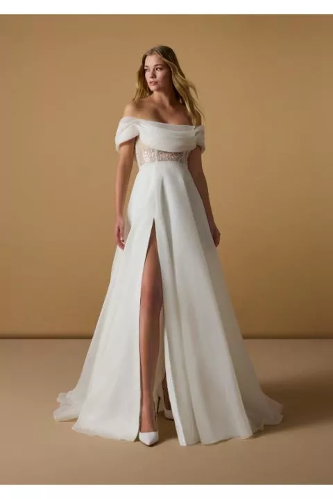 Abito da sposa REME con spacco frontale e spalle scoperte, elegante e moderno.