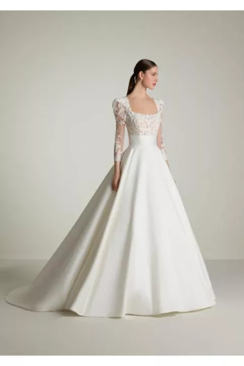 Abito da sposa SERENADA con corpetto in pizzo e maniche lunghe, gonna ampia in raso.