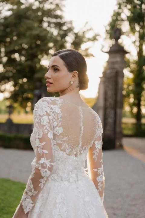 Abito da sposa TAYLOR di Sposae Atelier, dettagli floreali, tramonto sullo sfondo.