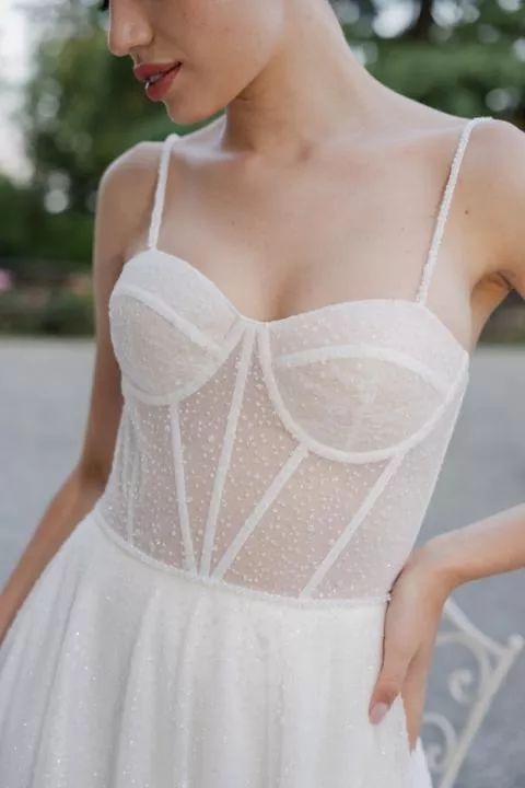 Abito da sposa Dafne con corpetto trasparente ricamato, spalline sottili, stile romantico.