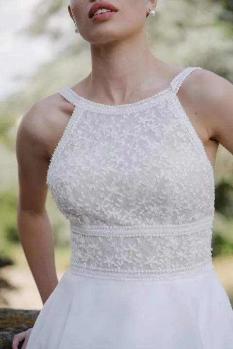 Abito da sposa Layla con corpetto in pizzo floreale e scollo all'americana, Sposae Atelier.