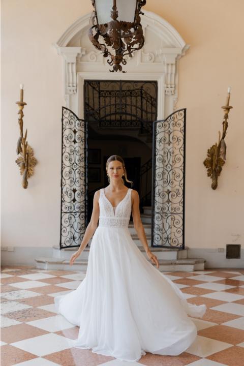 Abito da sposa Angelina by Sposae, elegante e romantico, con dettagli in pizzo, in un ambiente classico.