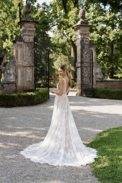 Abito da sposa Marrakesh di Romantica by Sposae Atelier in pizzo, ambientazione giardino storico.