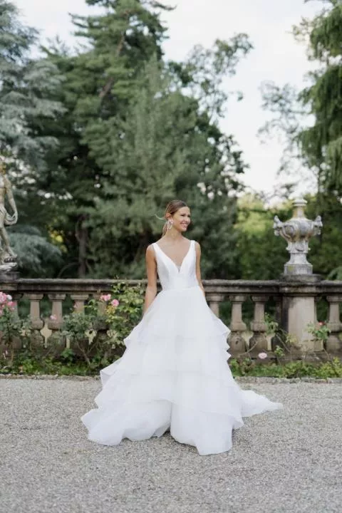 Abito da sposa Meryl Romantica, scollatura a V, giardino elegante, Sposae Atelier.