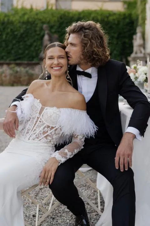 Coppia elegante, abito da sposa LIZ - ROMANTICA di Sposae, scena romantica all'aperto.