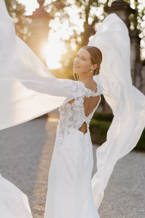 Abito da sposa RITA di Sposae Atelier, dettaglio schiena scoperta, scatto al tramonto.