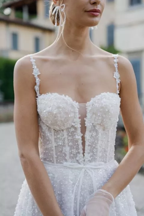 Abito da sposa Margot con dettagli floreali e trasparenze, Romantica by Sposae Atelier.
