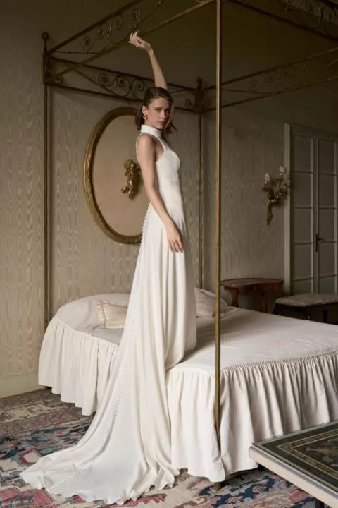 Abito da sposa MALIKA, collezione The Romantica, elegante con strascico, ambientazione vintage.