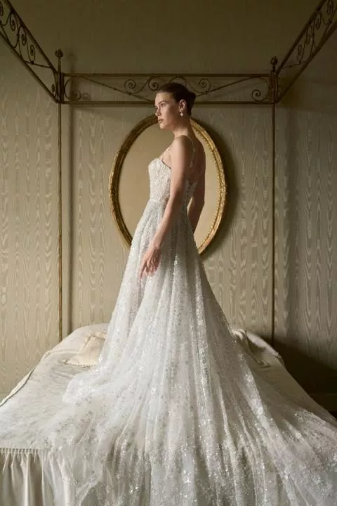 Abito da sposa scintillante Margot, collezione Romantica, con dettagli eleganti e strascico lungo.