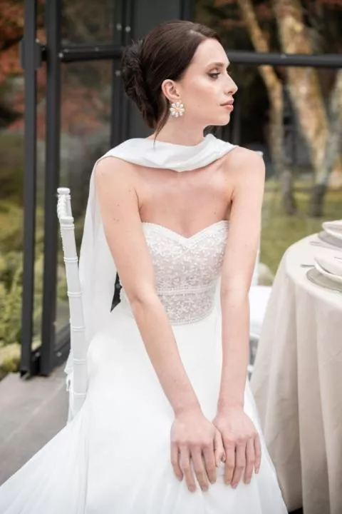 Abito da sposa elegante con dettagli in pizzo, collezione Camila - The Romantica Collection.