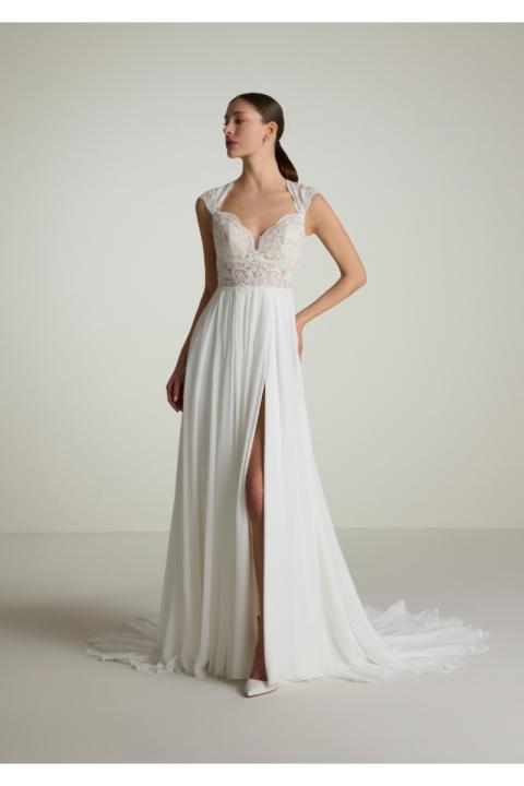 Abito da sposa TENDER in pizzo e chiffon bianco con spacco elegante.