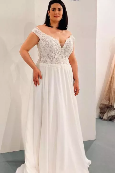 Abito da sposa curvy SCARLET, elegante con scollo a cuore e dettagli in pizzo, perfetto per cerimonie.