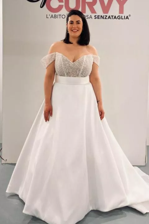 Abito da sposa curvy VERONIQUE, senza spalline, con corpetto decorato e gonna ampia bianca.