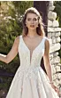 Abito da sposa Robyn Eddy K con dettagli in pizzo, scollo a V, ambientazione naturale.