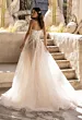 Abito da sposa Pronovias Baker, senza spalline, con gonna ampia e dettagli floreali, ambientazione rustica.