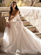 Abito da sposa Pronovias Baker, design elegante con dettagli in pizzo, ambientazione rustica.