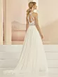 Abito da sposa Aurora con schiena in pizzo e gonna fluida, vista posteriore.