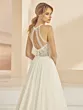 Abito da sposa Aurora con schiena in pizzo e gonna fluida, vista posteriore.