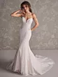 Abito da sposa Maggie Sottero Iravati in pizzo bianco con scollo a cuore e coda lunga.