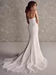 Abito da sposa Maggie Sottero Iravati, schiena scoperta, tessuto ricamato, silhouette a sirena, sfondo neutro.