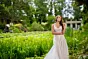 Abito da sposa Era linea sposae atelier in giardino fiorito, eleganza e natura.