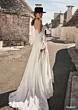 Abito boho DAYDREAM Ariamo, spalle scoperte, sfondo architettura tradizionale, atmosfera romantica.