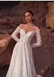 Abito da sposa Kristel di Giovanna Alessandro, elegante e scintillante, sfondo naturale roccioso.