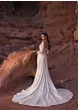 Abito da sposa Kristel di Giovanna Alessandro in un paesaggio roccioso, eleganza e raffinatezza.