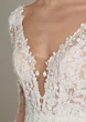 Abito da sposa in pizzo floreale bianco con scollo a V profondo, dettaglio elegante e romantico.