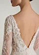 Abito da sposa in pizzo floreale con scollo a V sulla schiena, dettaglio raffinato.