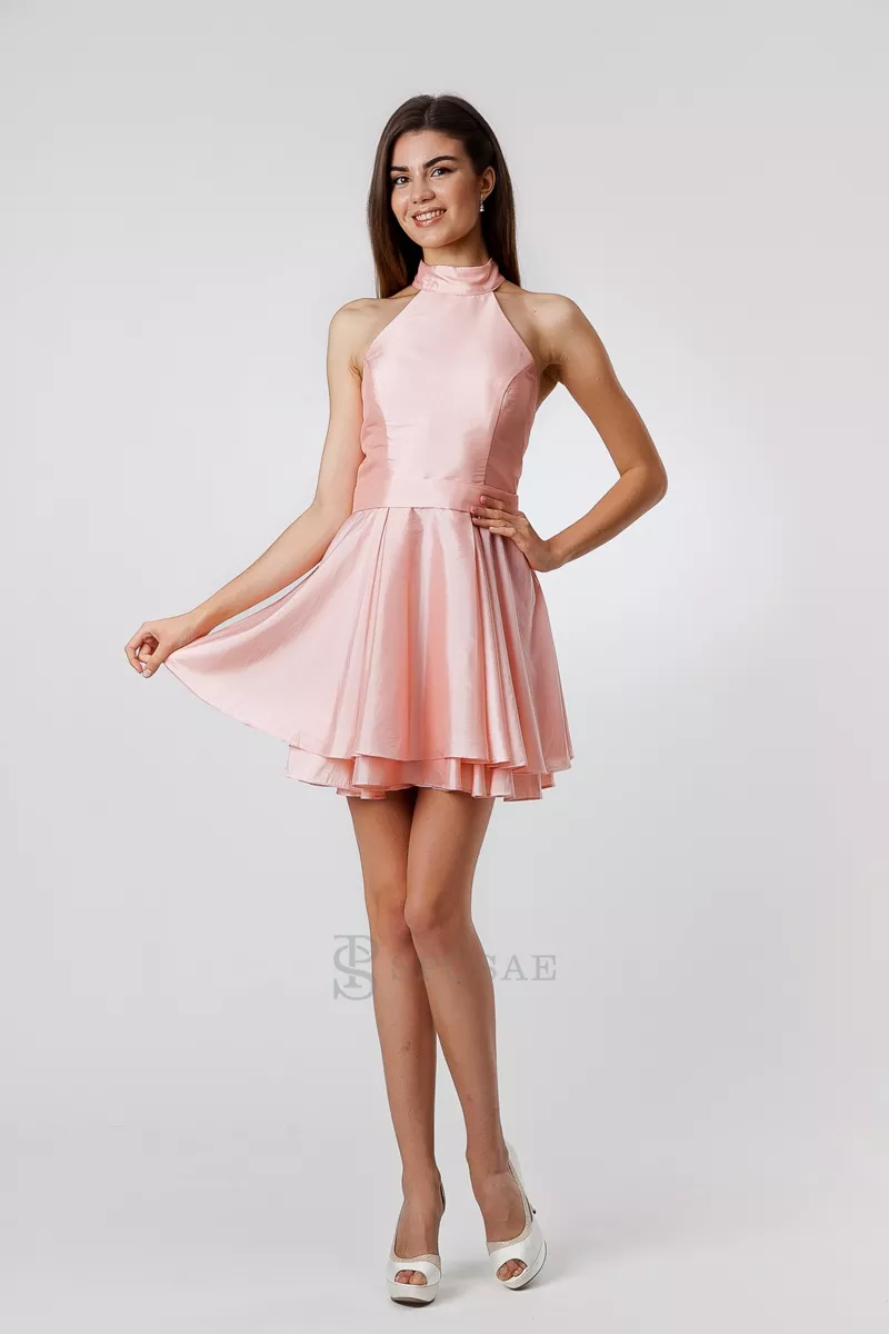 Abito da cerimonia rosa DC01 con colletto alto e gonna svasata, indossato da una modella sorridente.