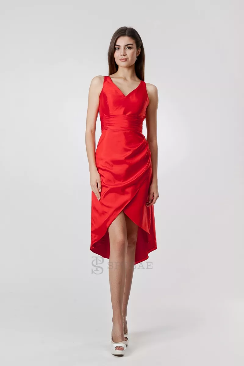 Abito da cerimonia rosso DCL11, lunghezza asimmetrica, scollo a V, indossato da modella.