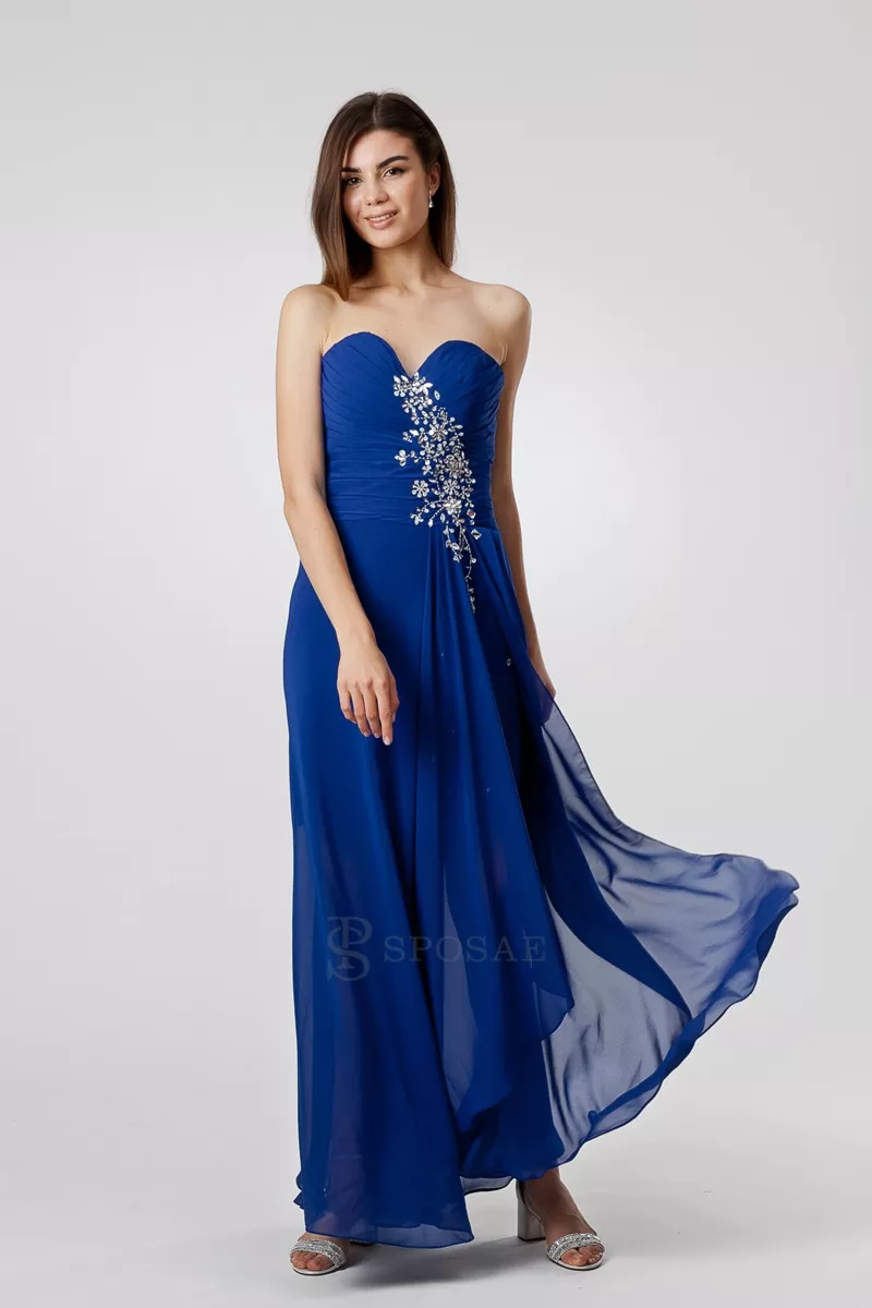Abito da cerimonia blu HDM2240 con dettagli floreali, modello senza spalline, tessuto leggero e fluente.
