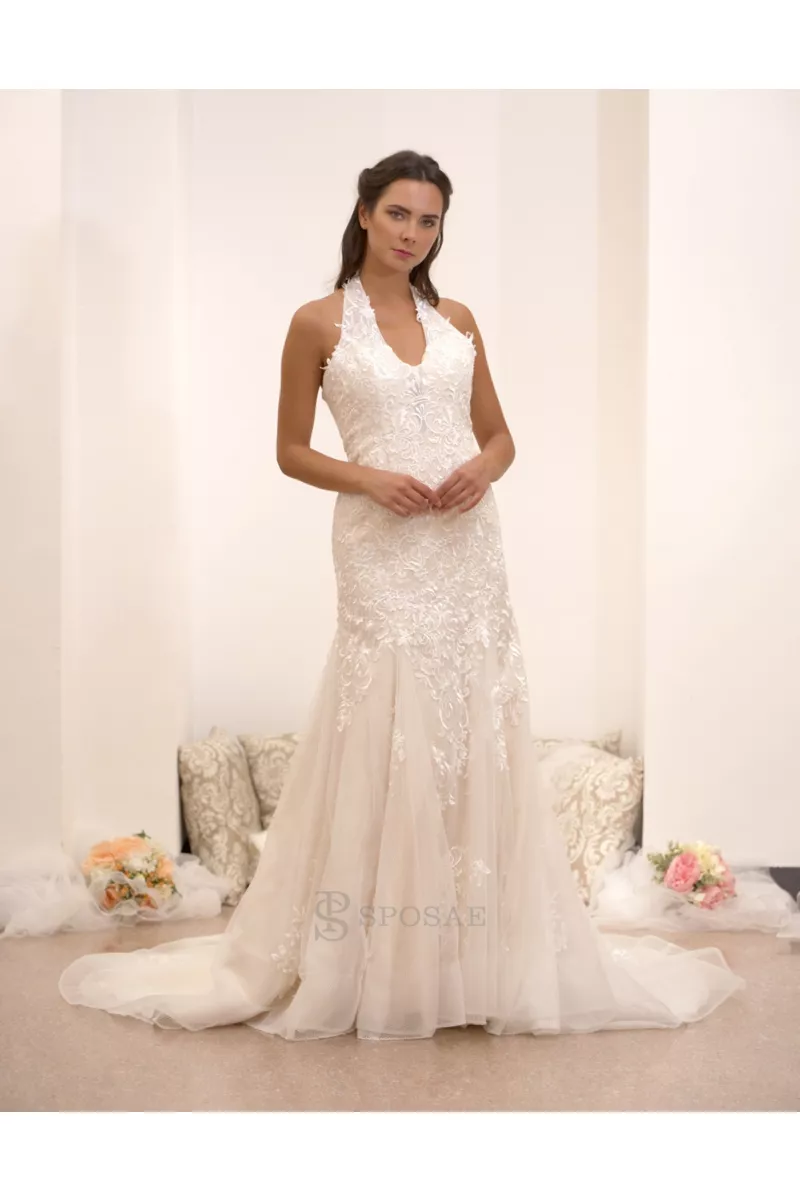 Abito da sposa in pizzo bianco con scollo all'americana, modello HPSR1965, su sfondo elegante.