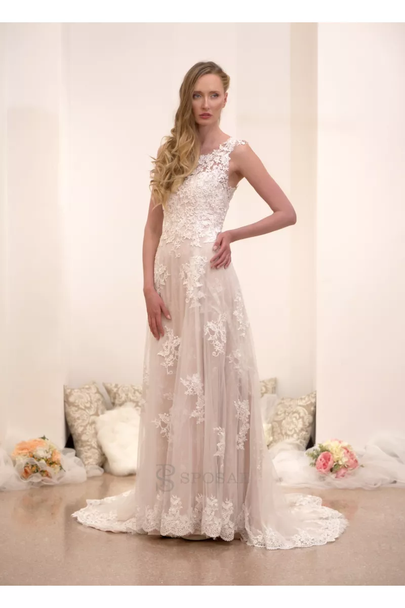Abito da sposa in pizzo bianco con strascico, modello outlet lucia20, sfondo elegante.