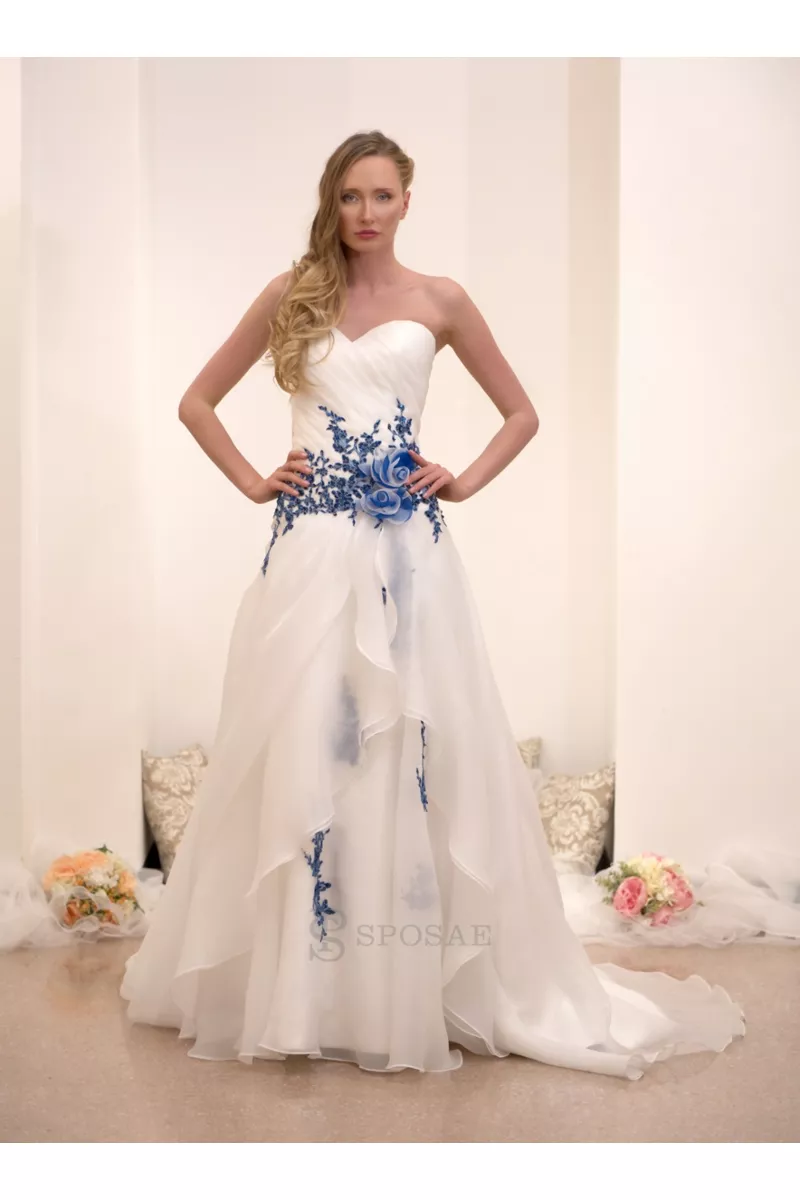 Abito da sposa bianco con dettagli blu, modello outlet HSP3207BLU, in esposizione su sfondo neutro.