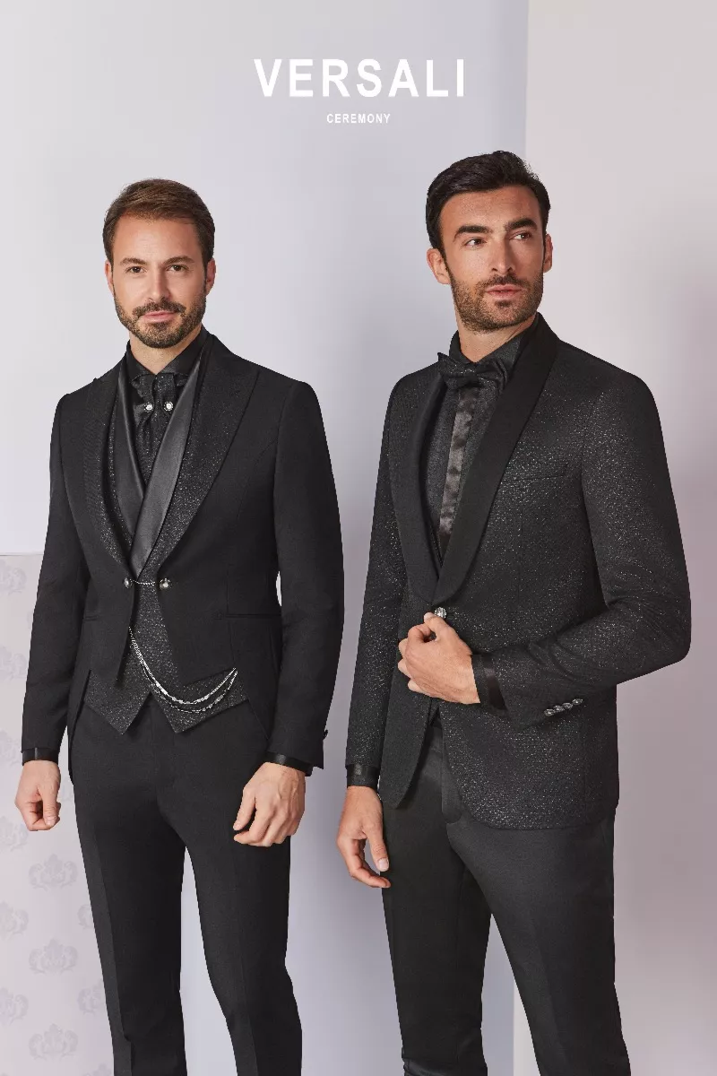 Abiti eleganti da cerimonia neri, modello FIT 03 04, indossati da due uomini su sfondo chiaro.