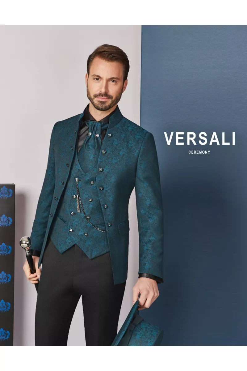 Abito cerimonia uomo FIT 47 Versali, giacca blu decorata, pantaloni neri, camicia nera, cravatta coordinata.