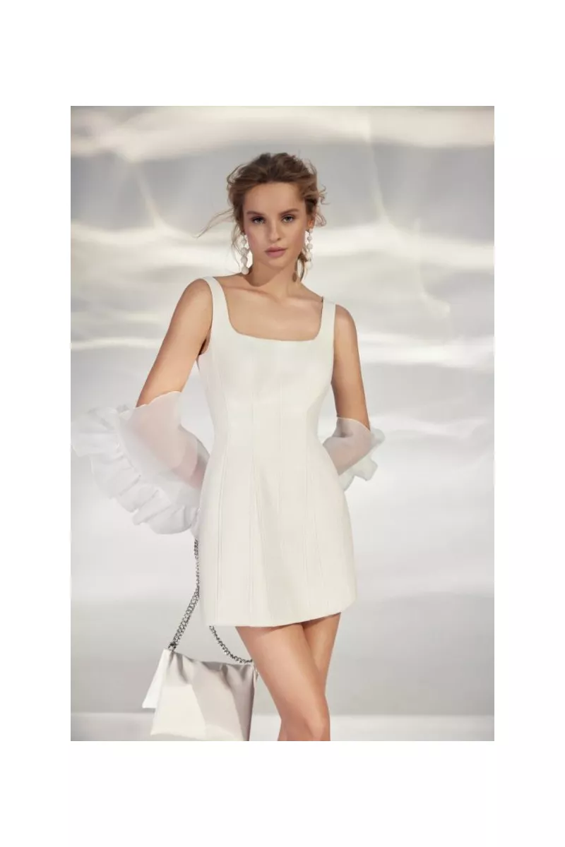 Abito bianco elegante L301 ARIAMO LIGHT con dettagli trasparenti e borsa a catena.
