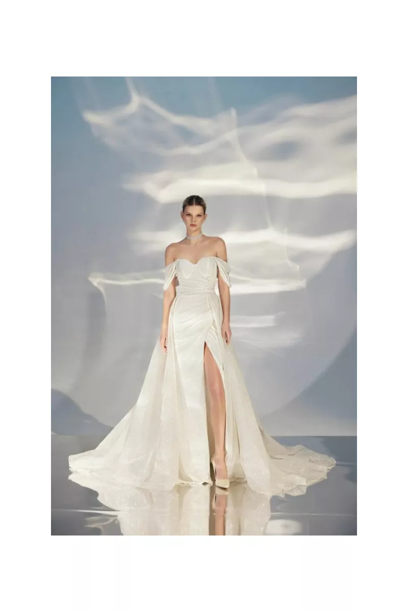 Abito da sposa L302 ARIAMO LIGHT con spacco e scollo a cuore, elegante e moderno.