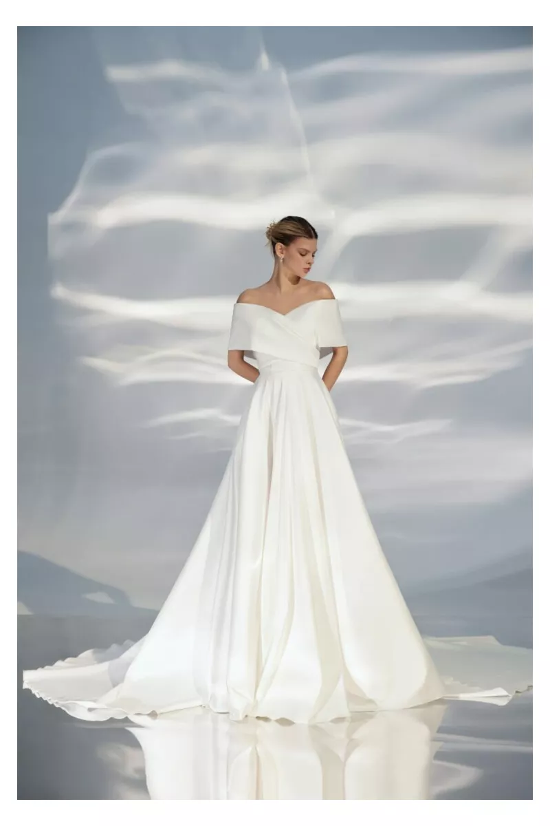 Abito da sposa ARIAMO LIGHT L306, elegante e moderno con scollo a barca e gonna ampia, sfondo luminoso.