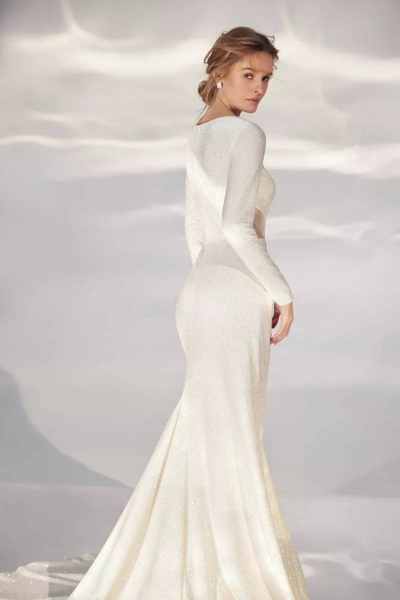 Abito da sposa bianco a sirena con maniche lunghe, modello L307 Ariamo Light, sfondo sfumato.
