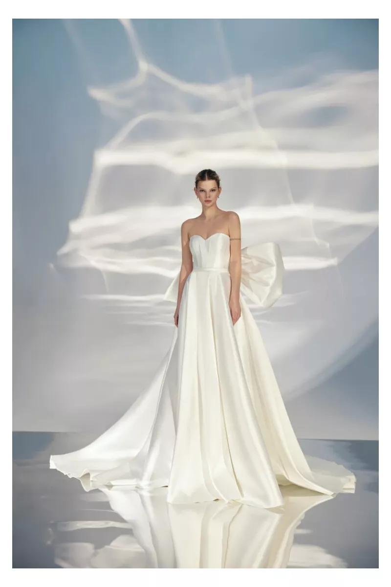 Abito da sposa elegante ARIAMO LIGHT L313 con corpetto a cuore e fiocco sul retro.