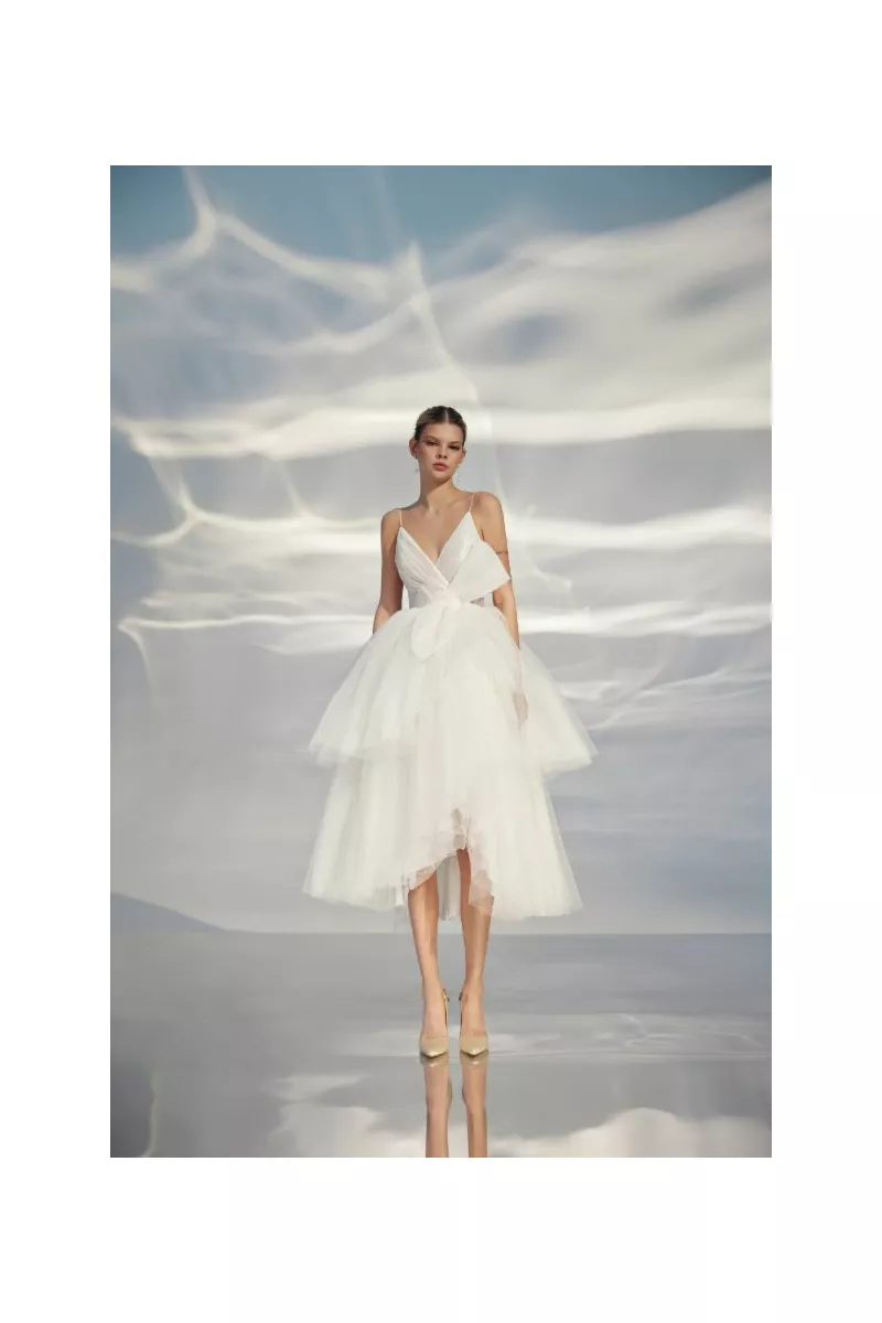Abito da sposa L314 ARIAMO LIGHT in tulle bianco con dettagli a fiocco, sfondo etereo.
