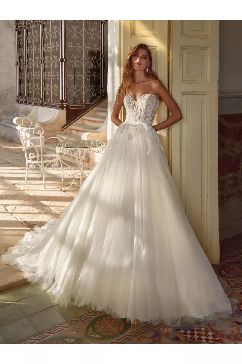 Abito da sposa LANTHE Nicole Colet, scollatura a cuore, gonna in tulle, ambientazione romantica.