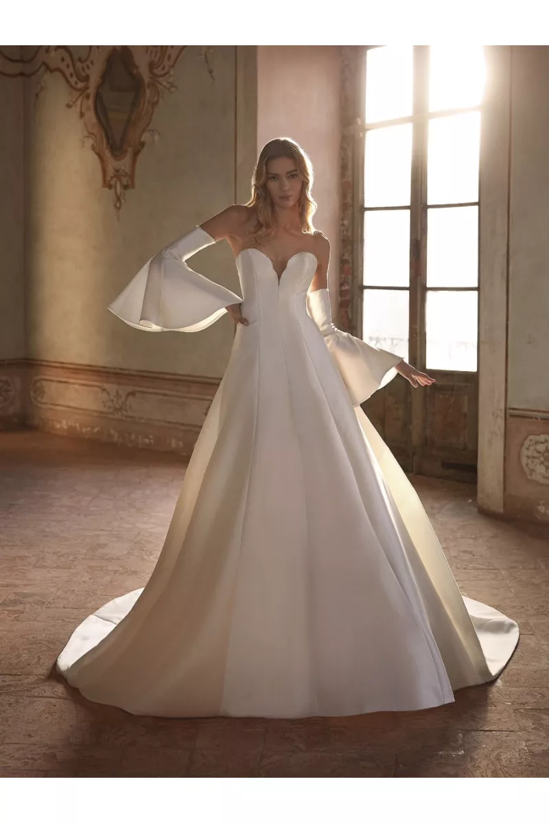 Abito da sposa MAHI elegante con maniche a campana in ambiente vintage.